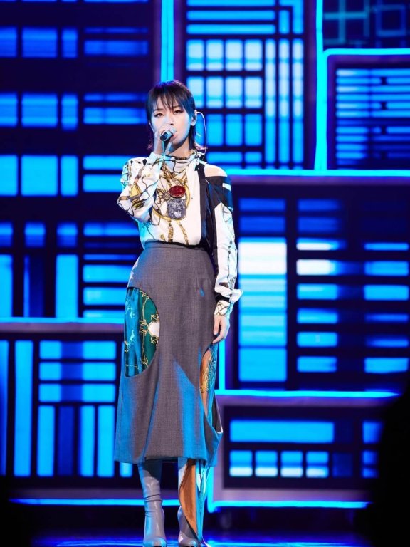 周笔畅出席活动 复古造型时髦感UP