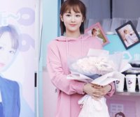 杨紫身穿黄色针织衫变身“小黄鸭”,俏皮可爱