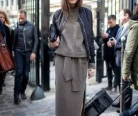 还穿着高跟鞋呢?小黑鞋 黑裤子≥大长长长腿