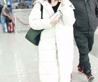 苗苗很真实，不画眉毛就敢在机场秀，甚至口红也不抹！