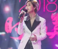 杨千嬅美起来不低调,紫色头发配皮裤霸气又时髦,气质出众