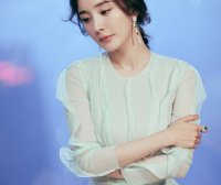 杨幂穿淡绿连衣裙扮次少女风,发型凌乱也很美