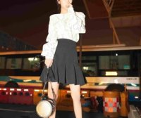 杨紫小短裙秀竹竿腿更惊艳,复古造型真美!