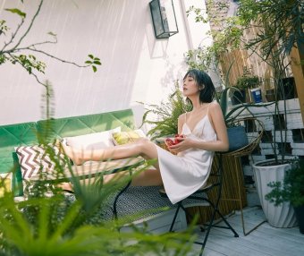 何杜娟登《男人装》 诠释邻家少女的“甜味”性感