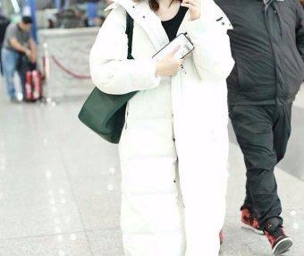 苗苗很真实，不画眉毛就敢在机场秀，甚至口红也不抹！