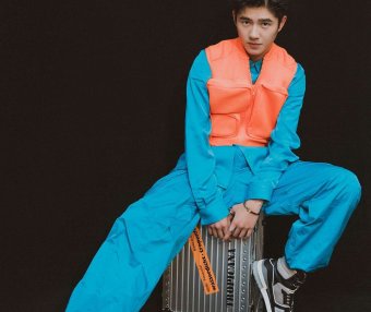 刘昊然穿一身救生衣走红毯!