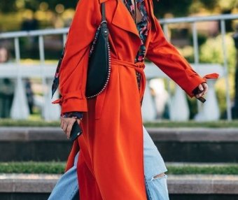 千万别再穿一身黑了,今年最流行的大衣长这样!