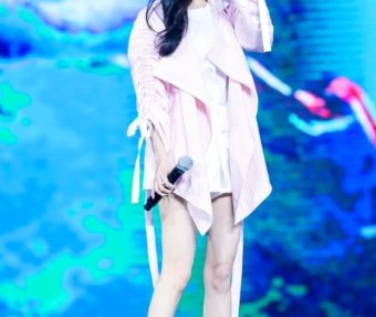 杨幂这条“贝壳裙”才时髦,显高全靠它!