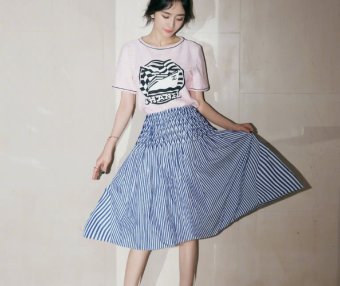 杨幂少女感太强了,穿T恤搭配裙子减龄效果满分