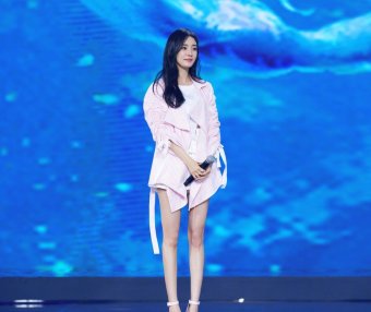 杨幂美丽“冻”人 冰淇淋配色不忘秀美腿