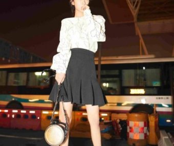 杨紫小短裙秀竹竿腿更惊艳,复古造型真美!