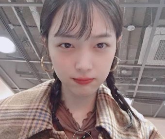 24岁崔雪莉晒美照,两套私服甜美又帅气,秒变“蜜桃女孩”