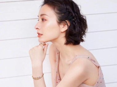 吴昕身穿T恤搭配运动裤，扎个半丸子头美极了