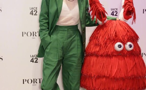 徐濠萦的造型终于正常了,但是鞋带系上得1小时吧?至少30根