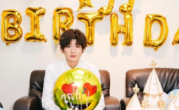 王源18岁生日仍在排练 许愿踏实做自己喜欢的事