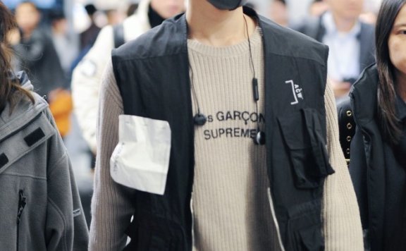 被侯明昊帅到了,不仅剧中穿搭青春阳光,剧外穿搭更是时尚又帅气