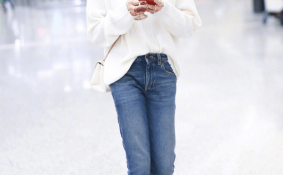 宋茜白色毛衣搭配贝雷帽现身上海机场,俏皮可爱