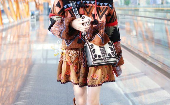 陈都灵穿短裙配长靴撩力十足