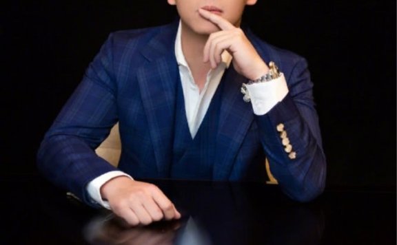 “时尚小猎豹”郑恺出席活动,穿格纹西装尽显简约帅气