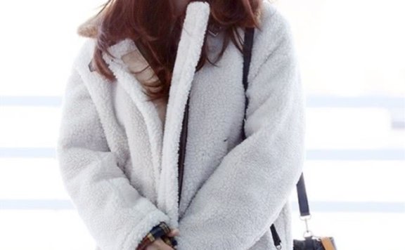 37岁宋智孝现身机场,穿毛绒外套搭配牛仔裤,魅力无人挡