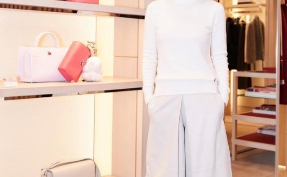 俞飞鸿穿黑色连衣裙减龄20岁,被她的好气质征服了