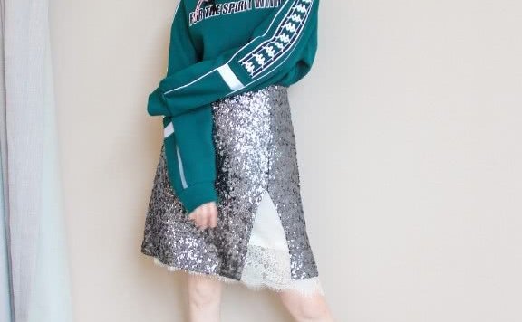 祝绪丹太有个性了，在运动鞋上玩“贴纸”，贴坏了意外更时尚了