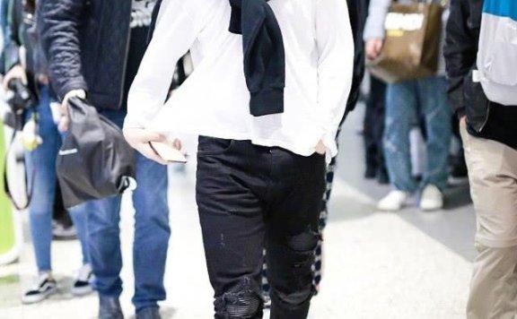 范丞丞一身黑白配现身,头上的格子渔夫帽抢镜,戴上更时髦!