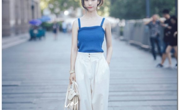 国内美女街拍：一件黑色长T恤，修长大腿下踩着一双拖鞋霸气十足