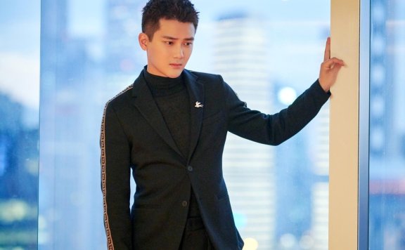 熊梓淇写真大片曝光 黑色西装简约干练