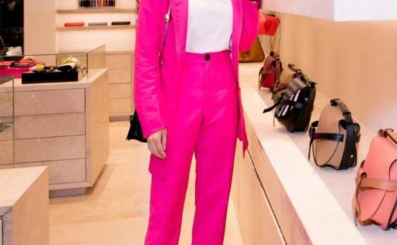 宋茜连粉色西装都能hold住, 真是个时髦精!