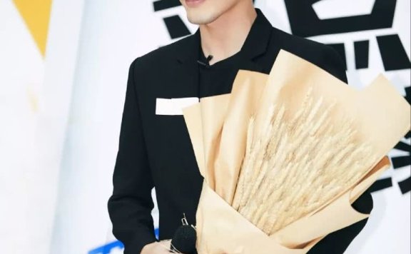 白宇剃掉胡须，减龄不输小鲜肉！帅气十足