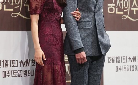 朴信惠宣传新剧，穿酒红色蕾丝裙女人味十足，和玄彬同框甜到鼾