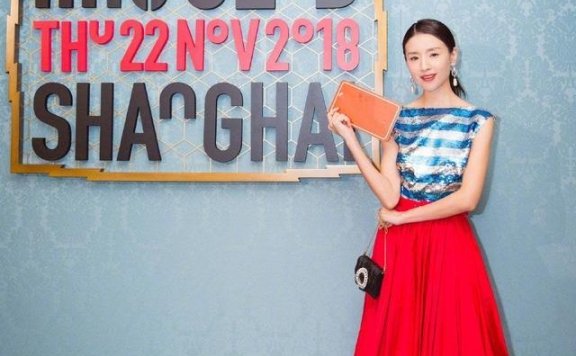 董洁一袭红裙配亮片装气质惊艳,扎个马尾辫更减龄了