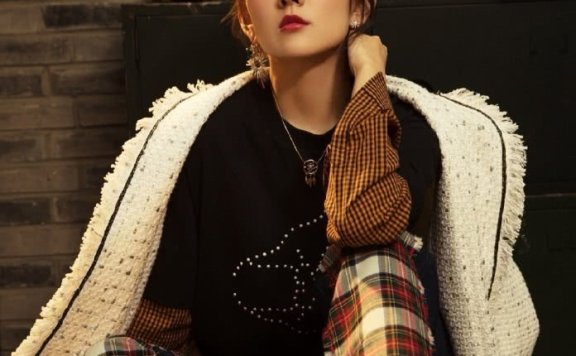 《双世宠妃》梁洁身穿黑色和卡其色拼接上衣搭配优雅的格子裤，慵懒又惬意