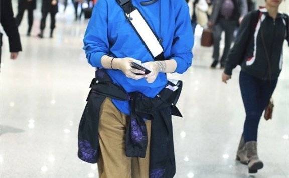 窦靖童穿衣画风终于正常了,卫衣配休闲裤超随性,手上的纹身亮了