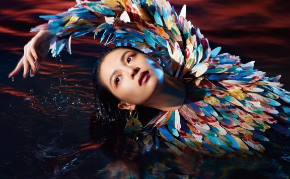 钟楚曦封面大片曝光 置身水中魅惑十足