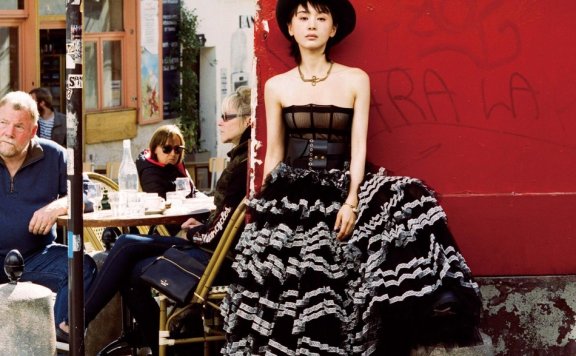 王子文曝最新封面大片 风格多样俏皮自信