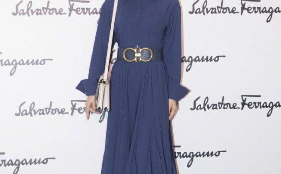 没想到杨子姗这么会穿衣打扮，衬衫裙＋短发嫩如18岁少女