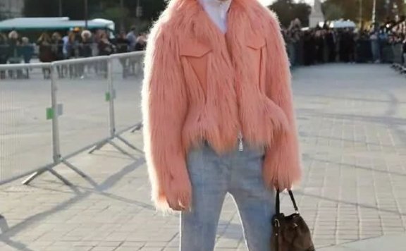 北京街拍：冬季女生穿起皮草，气质高雅又不失性感