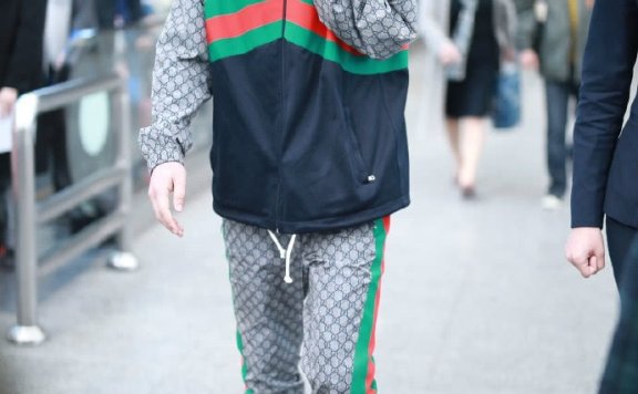 邓伦穿Gucci运动装现身机场,回顾邓伦平常的穿衣风格