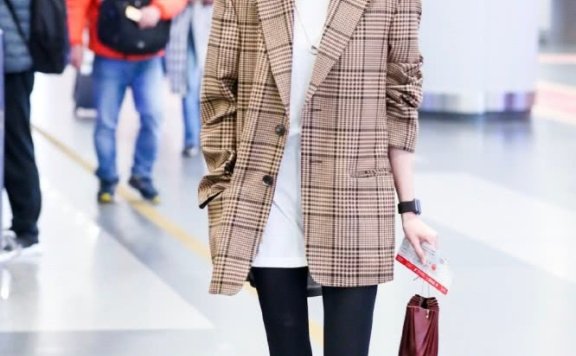 王紫璇手拿“栗子包”鞋口空荡荡,瘦到要用四根丝带绑