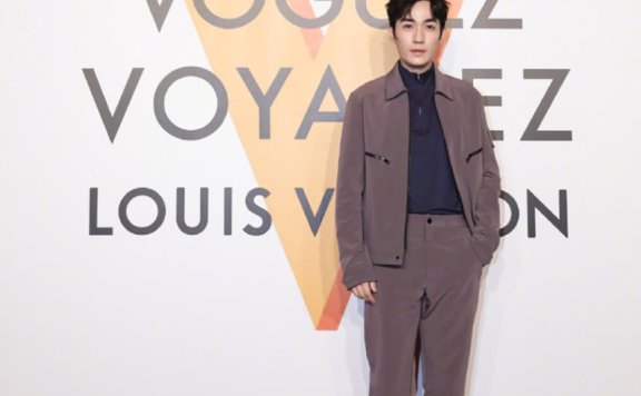 朱一龙参加展览,穿夹克衫帅气逼人