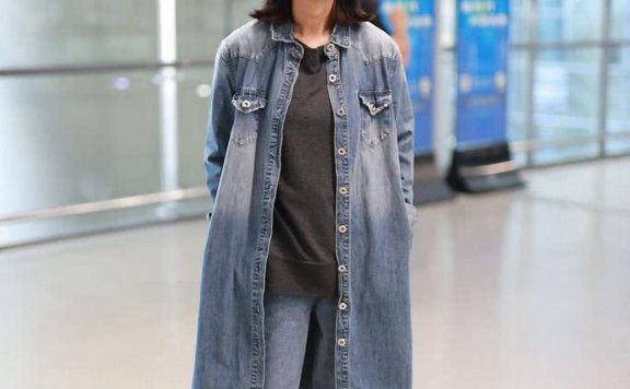 米雪一身潮装机场街拍,牛仔大衣配阔腿裤,年轻20岁!