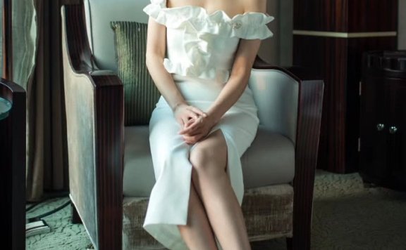 殷桃穿白裙,38岁仍美成初恋,难怪在剧中黄晓明对她一见钟情!