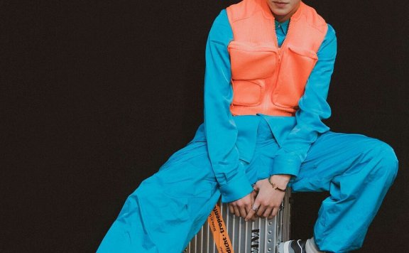 刘昊然穿一身救生衣走红毯!