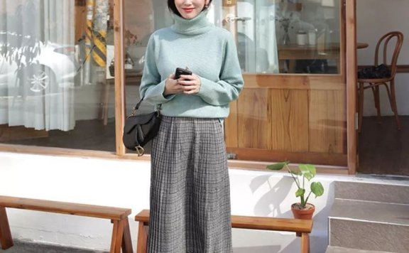 高领打底衫 7种搭配方式打造轻熟女的浪漫气质