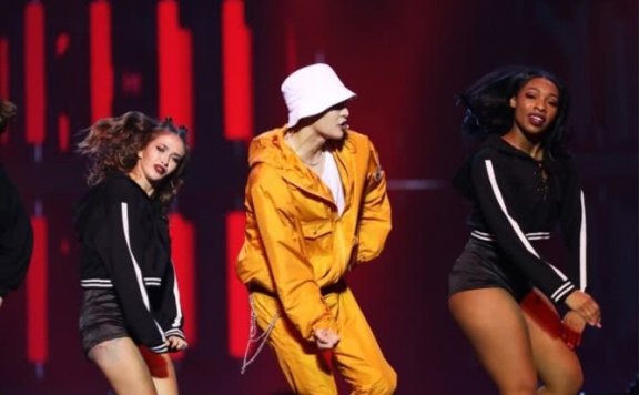 张艺兴造型百变,为新歌打榜火力全开,捕捉一只帅气的小绵羊