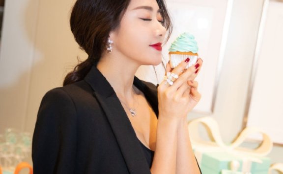 程晓玥同框倪妮稳赢，又一个“黑美人”诞生了