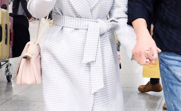 赵雅芝把大衣穿出新高度!无论拼接和印花都很时髦