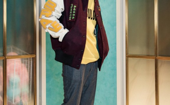 陈学冬飞行夹克亮相 随性中尽显酷帅品格